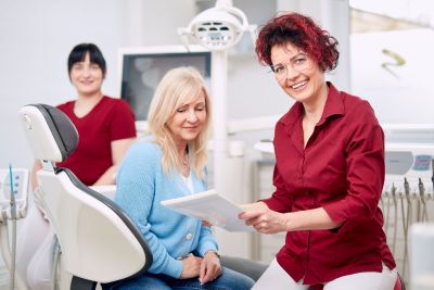 Frau Dr. Schlenker berät eine Patientin Frau Dr. Schlenker berät eine Patientin - Frau Fritzsch im ist im Hintergrund